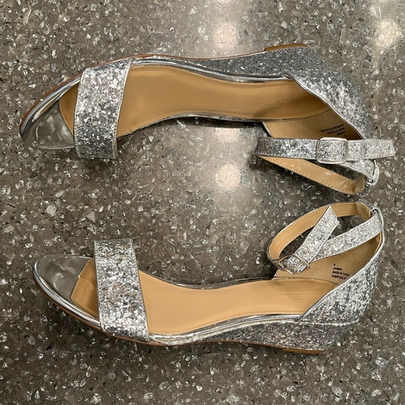 Expressions sz 9 Jasmin Silver Glitter Low Heel Wedge Sandals - Picture 3 of 9